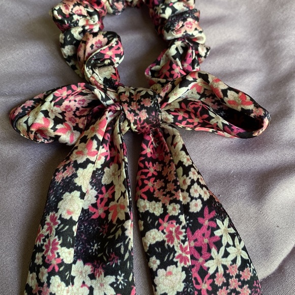 Floral hair tie scrunchie with a bow - Picture 3 of 3